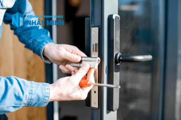 Các Bước Lắp Đặt Khóa Cửa Kính