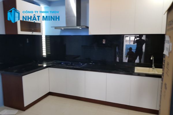 Kính Thủy Màu Đen