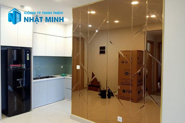 Kính Thủy Màu Trà Ốp Tường