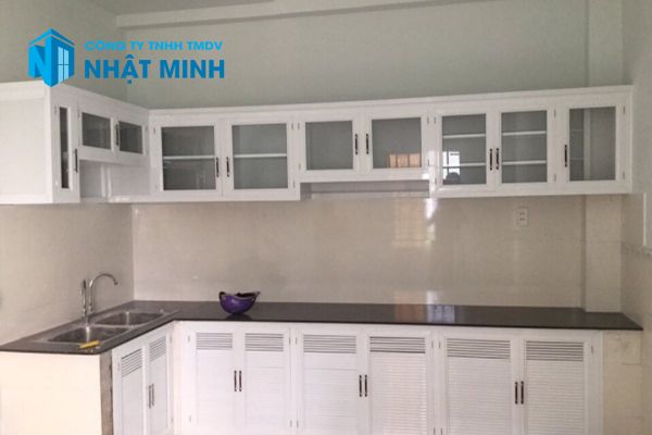 Tủ Bếp Nhôm Kính Màu Trắng Sứ