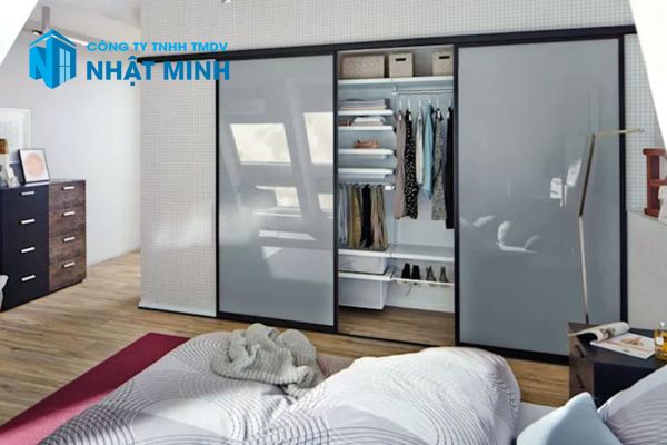 Tủ Quần Áo Nhôm Kính Âm Tường